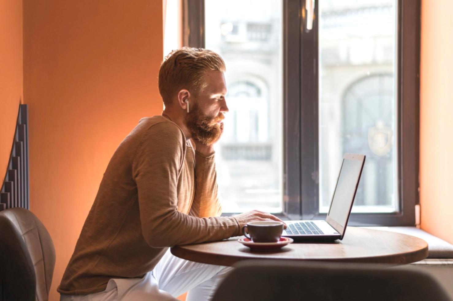 Teilnehmer bei der Analyse von Finanzdiagrammen und Investmentstrategien