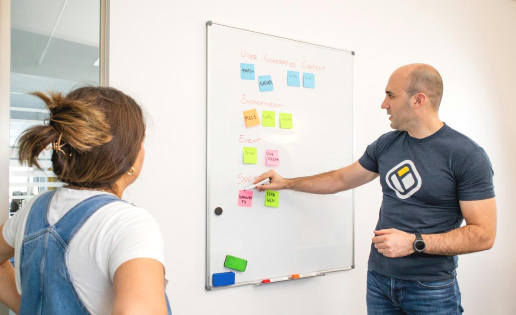 Finanzexperten bei der strategischen Planung in modernem Büroumfeld